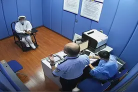 男子酒后在地铁站内随意小便，手持木棍追打劝阻乘客，轨交警方：拘留图片