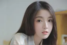 两性交往，中年女人好不好追，看她这6个坐姿就能判断图片