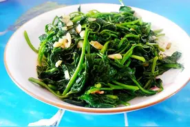 这道青菜在农村地里无人问津，城里人很喜欢，加蒜一起炒太香了图片