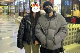 网友偶遇王嘉尔和爸爸吃饭，主动来合影超亲切，合照暴露真实身高图片