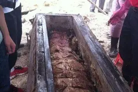 1980年，开棺后发现女尸胸前有一小袋，通往阴间的“路引”有用吗图片