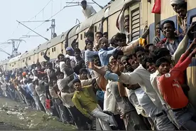 印度铁路网发达，运行总程世界第四，为什么车厢外还会挂满人图片