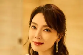 有白头发的女人，别急着染黑发，试试这3种颜色、5款发型更减龄图片