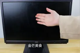 电视屏幕脏了别乱擦，教你一招，擦完不仅干净，还不会刮花屏幕图片