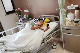 儿子玩王者被骂跳楼，残疾后仍难戒瘾：父母病了，却在喂孩子吃药图片