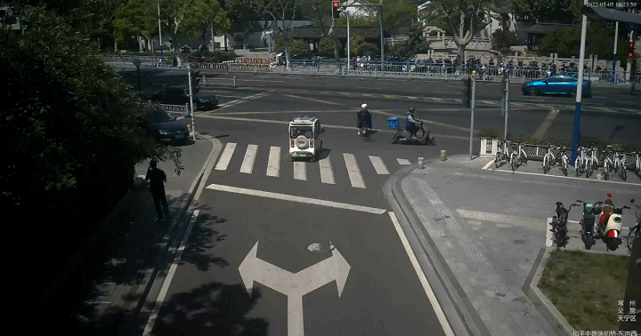 事发常州：一个直行 一个右拐 一个越线 “碰”！谁的责任？图片