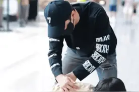 黄晓明带着儿子现身机场 小海绵玩转行李箱超可爱图片