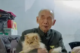 2016年一老人因战利品暴露身份，部队停六台坦克让其抚摸帮他圆梦图片