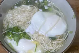 一把挂面，俩鸡蛋，做美味鸡蛋挂面汤，汤鲜味美，清淡可口不油腻图片