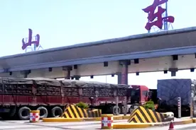 高速路口女子抓着收费员大喊救命，车内有人试图拉回她图片