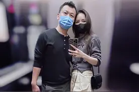 侯佩岑罕见秀恩爱，与丈夫庆祝结婚11周年，互相搂腰依偎甜蜜如初图片