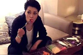 毛阿敏全家照，素颜憔悴，与百亿隐形富老公恩爱多年，女儿美炸了图片