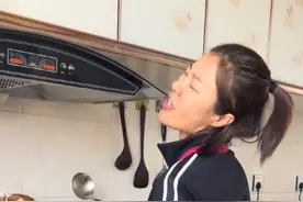 小黑姐：东北女孩“饭后清唱”圈粉千万，网友：被天使吻过的声音图片