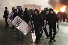 哈国一夜间大乱，大批暴徒围攻军队，美国第一时间撇清关系图片