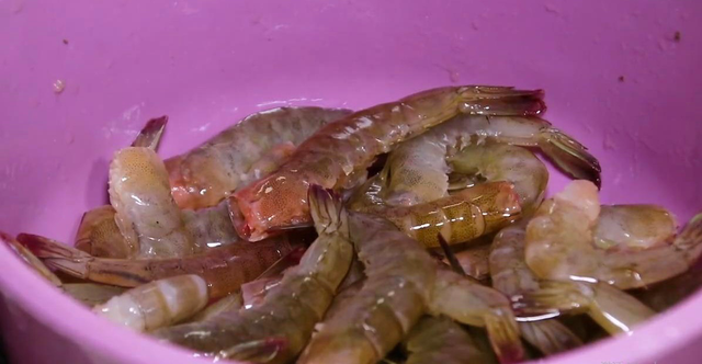 蒜蓉大虾的正确做法，蒜香浓郁入味，吃着真解馋，就是有点费米饭