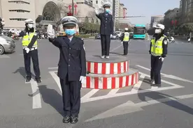 首登交通岗台指挥，“小交警”直言又酷又紧张，为西北五省首支小交警队伍打call图片