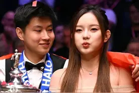 女友陪同领奖的3位斯诺克选手：颜丙涛的已离婚，赵心童的最漂亮图片