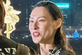 35岁梁洛施生图脸长头秃，瘦骨如柴，却被夸赞是“富贵相”图片