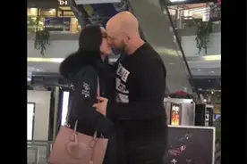 崇媚洋外！中国的一些女孩子到底怎么了，细数那些跪舔老外的行为图片