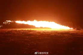 多角度直击喷火兵实喷训练图片