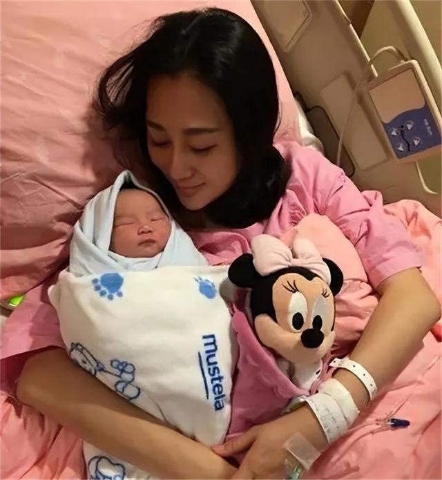 蒋丽莎：一个没时间坐月子的女明星