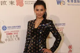 张柏芝的造型还挺成熟的，身穿黑金格子西装裙，哪像80后图片