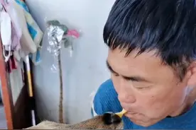吉林男子嘴对嘴喂梅花鹿吃馓子，家属：鹿是自家养殖，爱吃糖果辣条图片