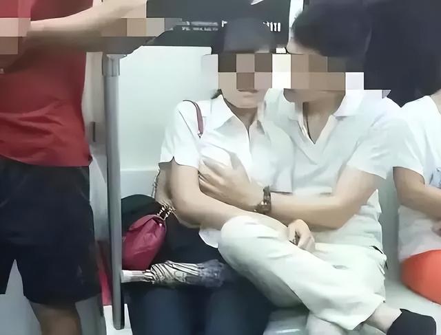 地铁内情侣激情热吻摸熊，女子沉醉闭着眼睛，网友：太辣眼了