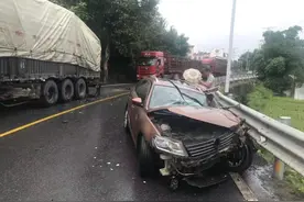 轿车弯道失控，漂移过弯，惊险画面曝光！图片