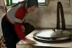 吉林农妇好心救毒蛇，不料被缠上：多次放生重返家中，无奈养12年图片