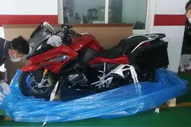 31万买到宝马R1250RT，大红配色运动版，车主人高马大和它很般配图片