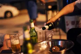 大学生聚会喝1斤白酒猝死，家属起诉学校索赔300万，武汉法院判了图片