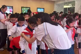 戴上红领巾、敬队礼、庄严宣誓……TA们成为少先队员了！图片