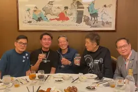 《天龙八部》演员时隔26年聚会！大鱼大肉很丰盛，大口喝酒太豪爽图片