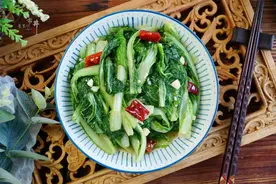 秋分过后，抓紧吃小白菜，记住家常简单做法，爽脆好吃，营养丰富图片