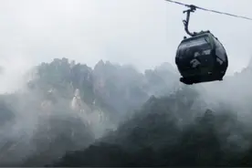 99年缆车坠落后的幸存儿，韩红创作《天亮了》并收养他，现在咋样图片