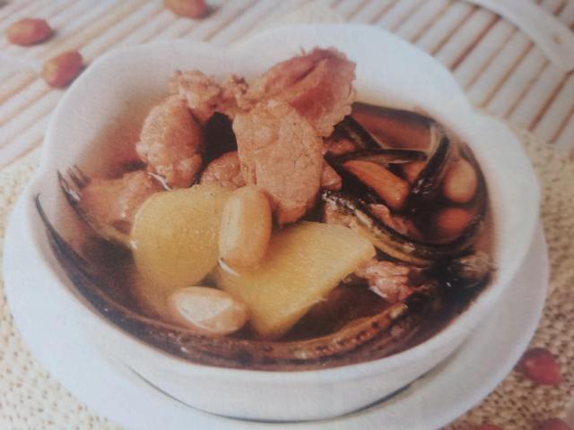 今天这道具有促进儿童大脑及骨骼健康发育的靓汤：花生瘦肉泥鳅汤