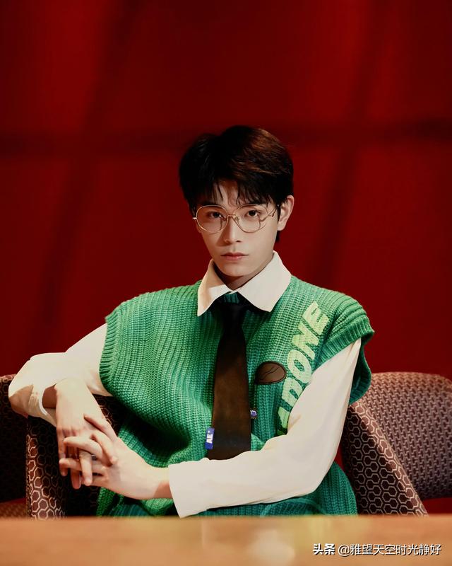 张翰戴眼镜再现"占南弦"扮相,"霸道总裁"一脸禁欲狂吸粉(张翰的的眼睛