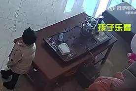 家长注意！3月大男童掉下沙发被气球绳缠住脖子图片