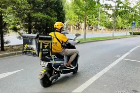 喊考生起床、急送准考证……跑腿骑手们成“高考护卫队”图片