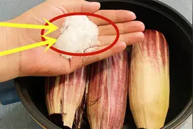 煮玉米时，只放清水可不行！加点这“2样”，玉米个个香甜软糯图片