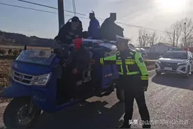 长治交警：三轮车如此拉货，让人看了心慌慌！图片