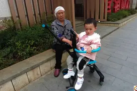 夫妻婚后不育两次做试管手术，娃患病后却丢给7旬老母，撒手不管图片
