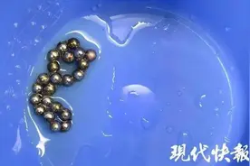 13 岁男孩血尿一周多，医生竟从尿道取出 20 多颗磁力珠图片