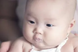 宝宝吐泡泡是肺炎的前兆？别紧张，这3种情况其实是正常的图片