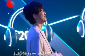 被公司雪藏8年，复出后因病暂别歌坛15年，他的事业无处不黄昏图片