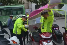 遮阳伞不准装，下雨天电动车出行难！交警推荐的防护用品遭吐槽图片