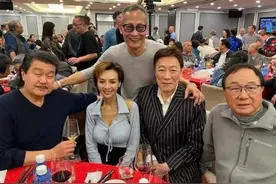 一众港星喝酒聚会！80岁许冠文老当益壮，56岁叶子楣身材仍出众图片