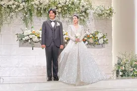 51岁“金馆长”结婚现场：载歌载舞超欢乐，27岁妻子一脸娇羞图片