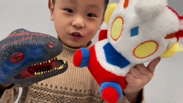 奥特曼和恐龙即将发生一场激烈的战斗，让我们拭目以待吧！